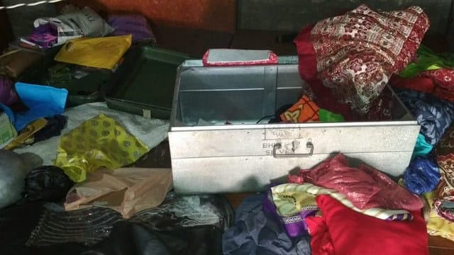 Thieves broke hands at home