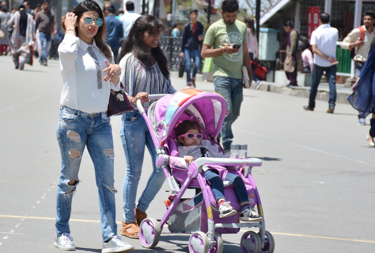Tourist boom in shimla This weekend hundred percent hotel occupancy in Shimla