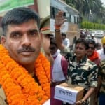 नामांकन दाखिल करने जाते तेजबहादुर यादव