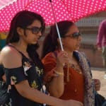 ताजमहल परिसर में धूप से बचते पर्यटक
