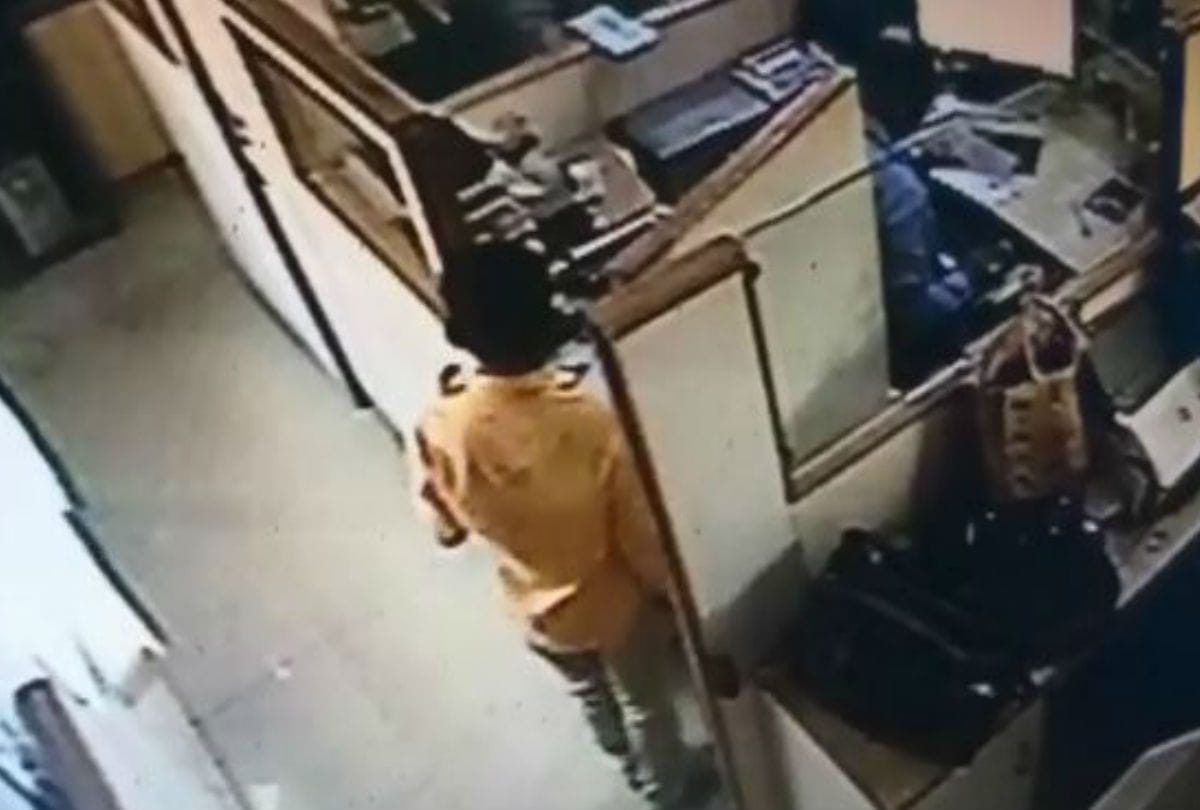 5 lakh cash stolen from state bank of india kiraoli agra