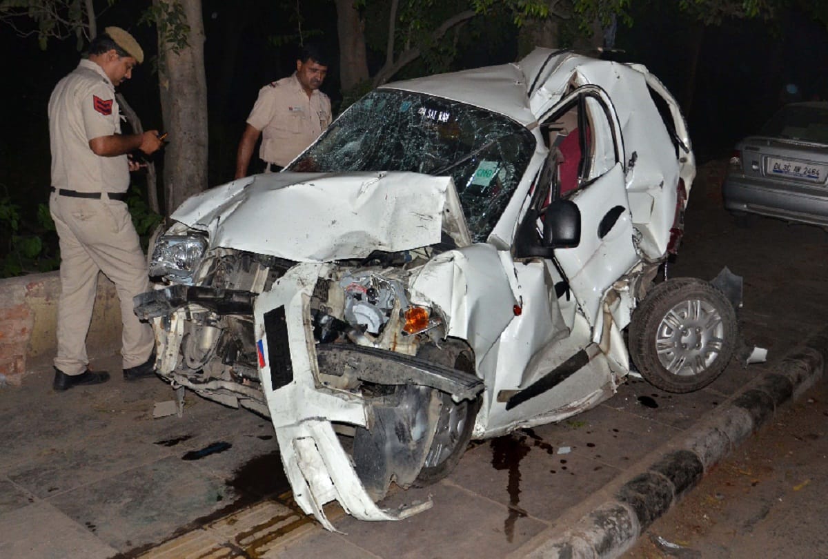 Delhi: Cluster bus hits five cars, bike-tampoos and scooty in Karol Bagh