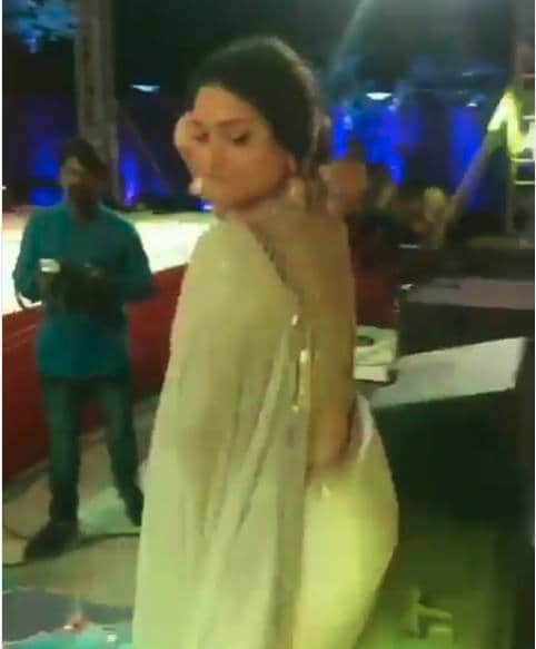 ankita lokhande kiss her boyfriend vcky jain at the wedding video viral