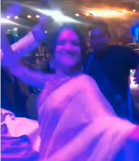ankita lokhande kiss her boyfriend vcky jain at the wedding video viral