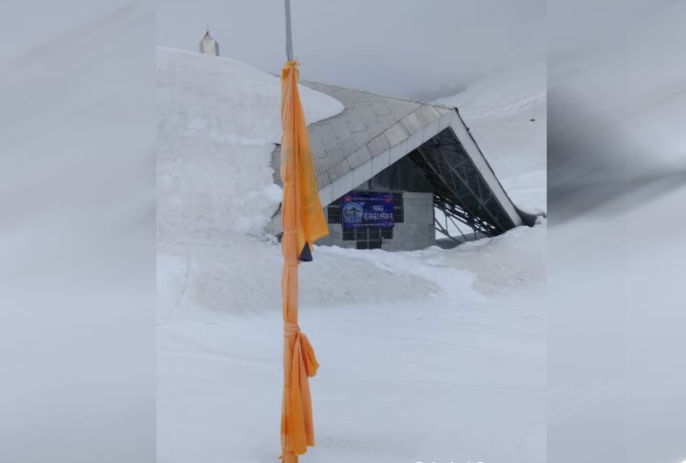 Army soldiers start Snow removing in hemkund sahib photos