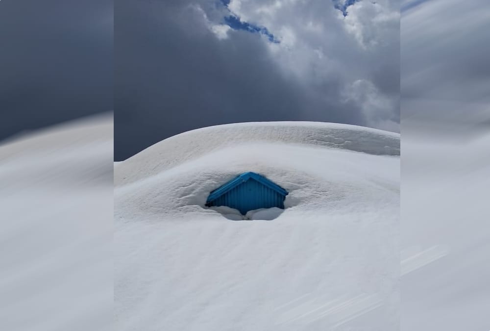 Army soldiers start Snow removing in hemkund sahib photos