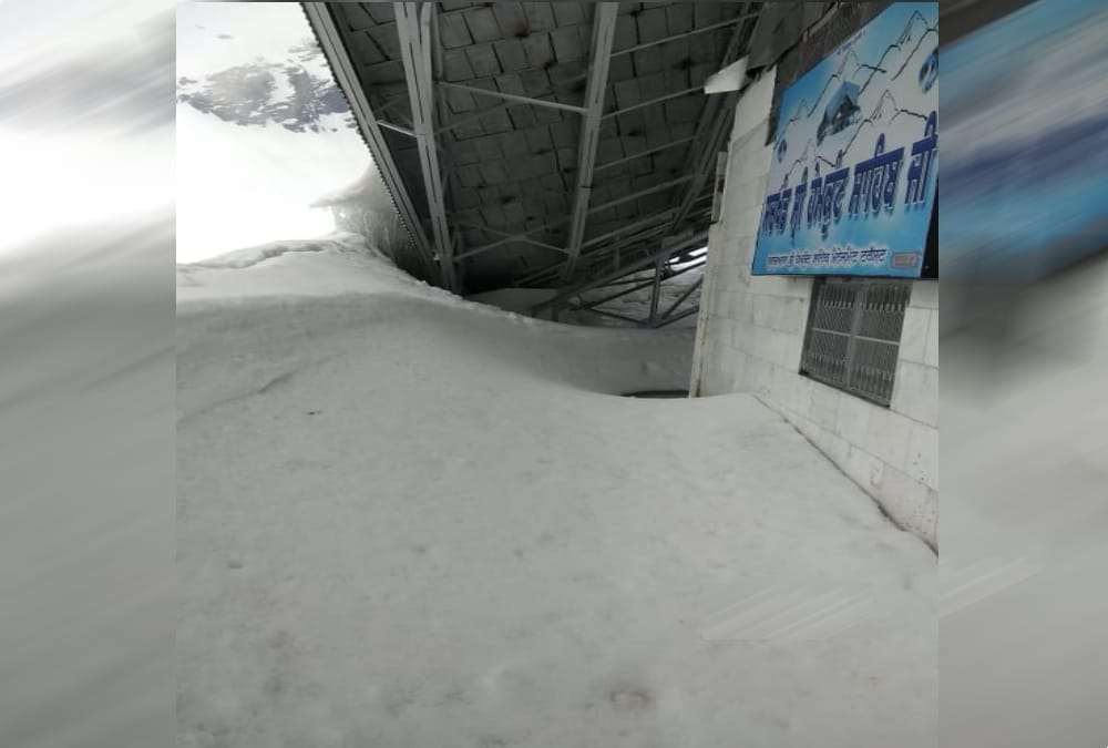 Army soldiers start Snow removing in hemkund sahib photos