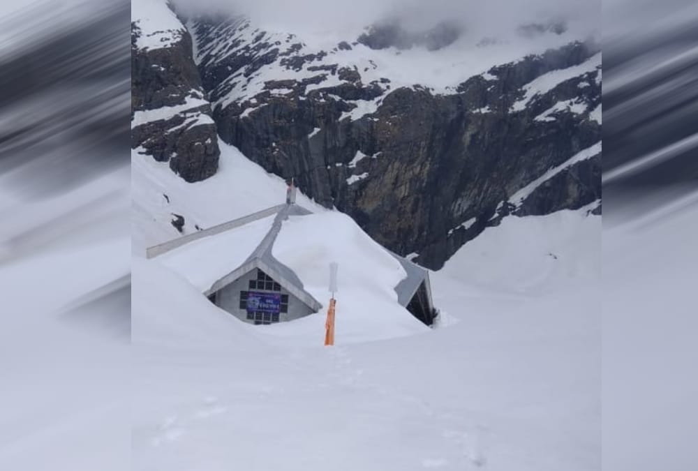 Army soldiers start Snow removing in hemkund sahib photos