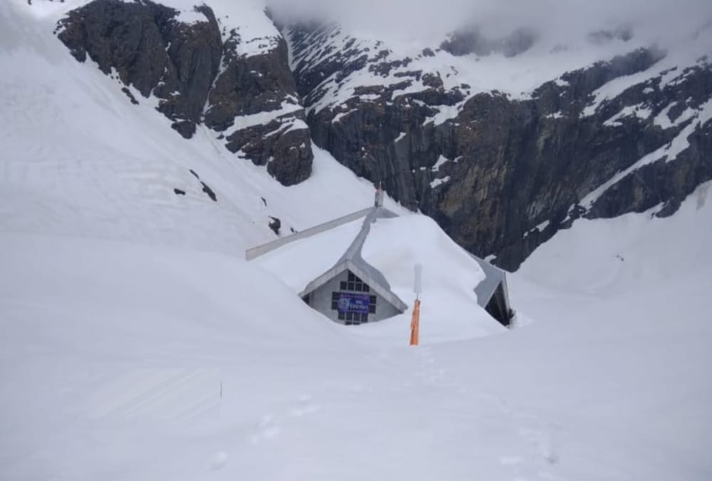 Snowfall in Badrinath And Hemkund Sahib, Both Covered with heavy Blanket of snow