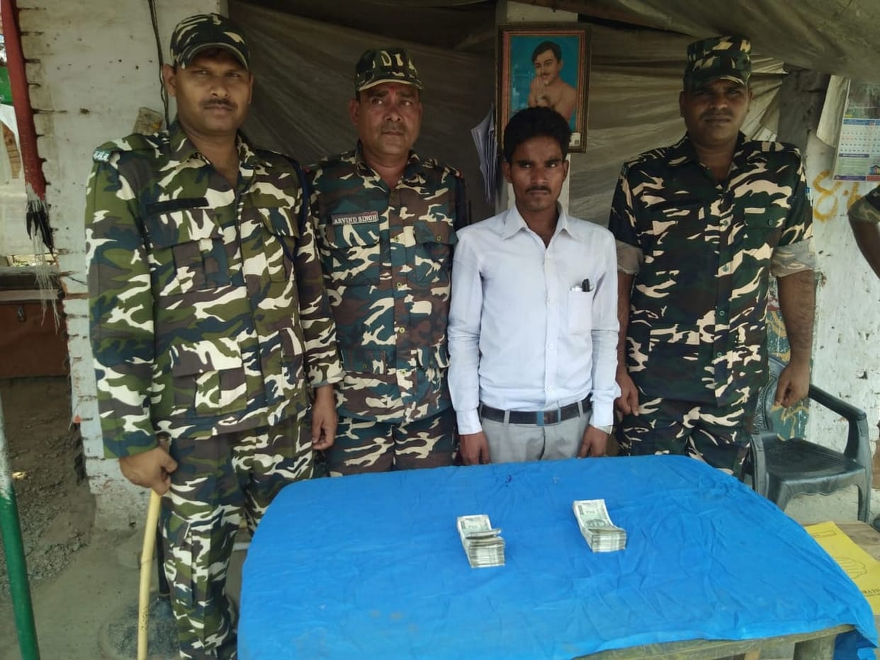 दो लाख 21 हजार रुपये पुलिस ने पकड़ा