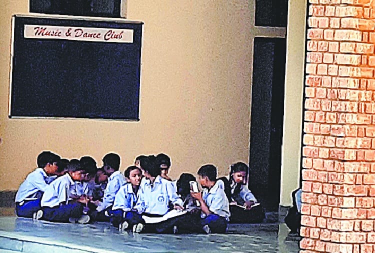 Class on Floor in Modal School in Smart City Chandigarh