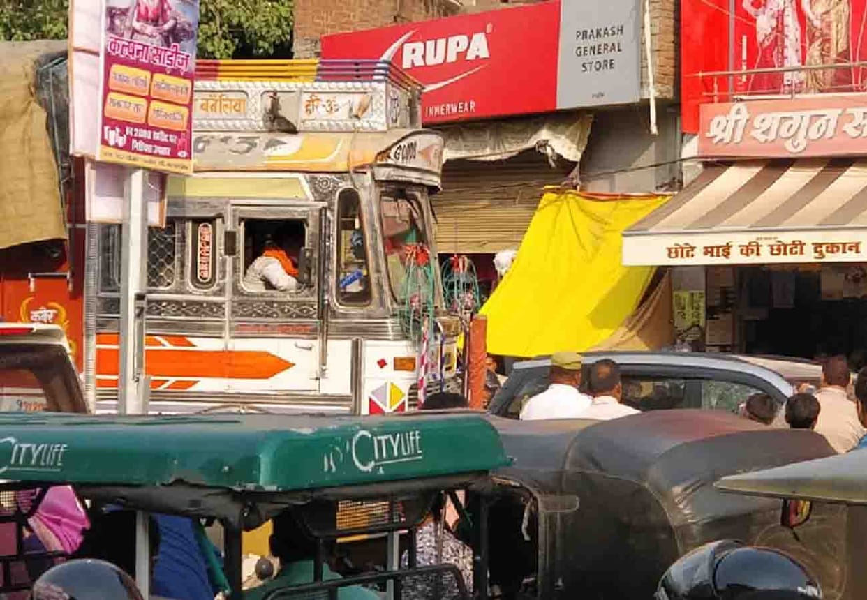car collide with truck in unnao