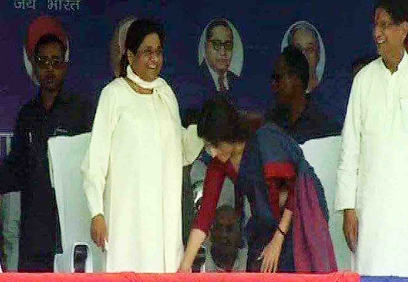 dimple yadav touch mayawati's feet in kannauj rally lok sabha election 2019