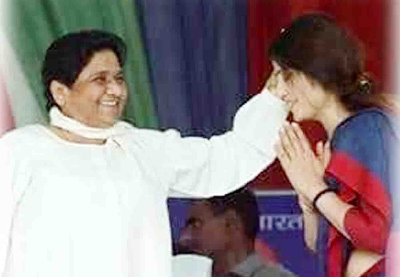 dimple yadav touch mayawati's feet in kannauj rally lok sabha election 2019