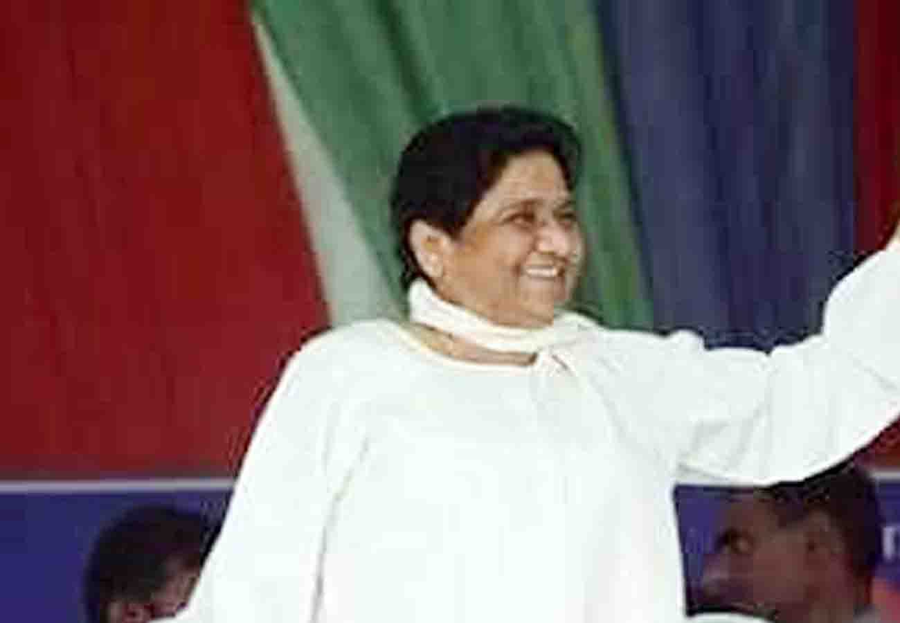 dimple yadav touch mayawati's feet in kannauj rally lok sabha election 2019
