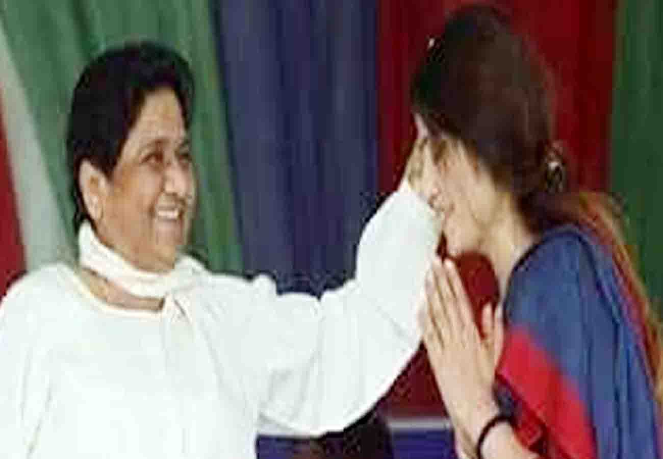 dimple yadav touch mayawati's feet in kannauj rally lok sabha election 2019