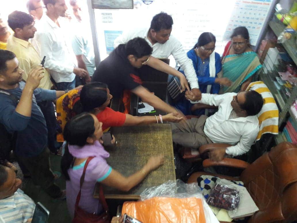 school dress seller misbehave with student parents in uttarakhand