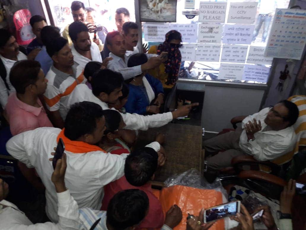 school dress seller misbehave with student parents in uttarakhand