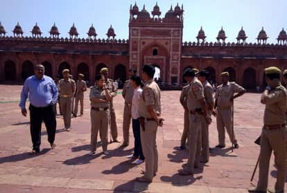 विवाद में स्मारक परिसर में पुलिस बल (फाइल)