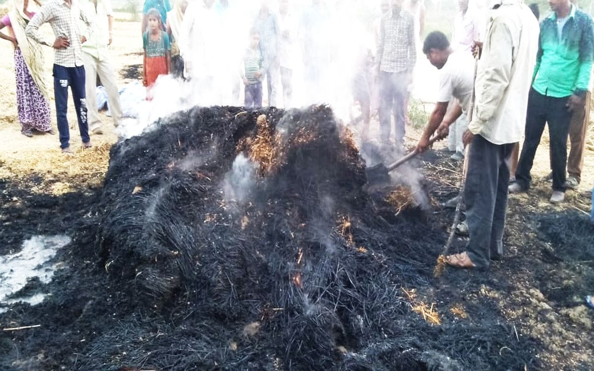 आग लगने से हजारों रुपए की फसल राख