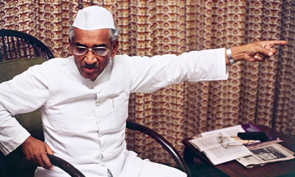 actor amitabh bachchan stops hemvati nandan bahuguna political career