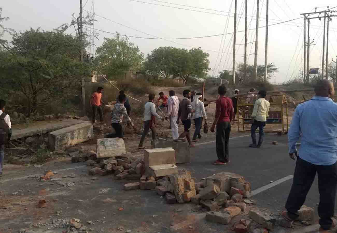 road accident in jalaun, one died and two injured