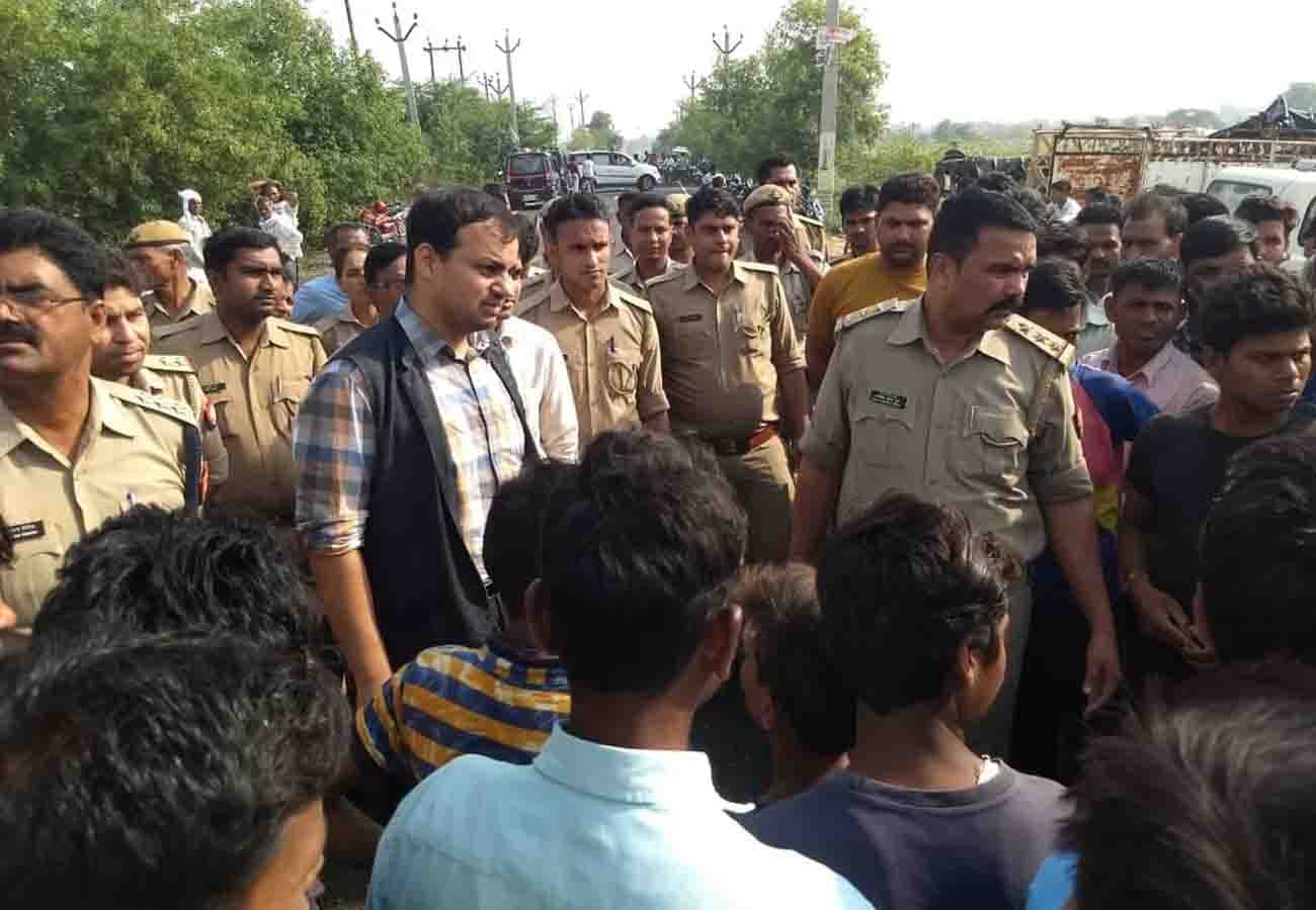 road accident in jalaun, one died and two injured