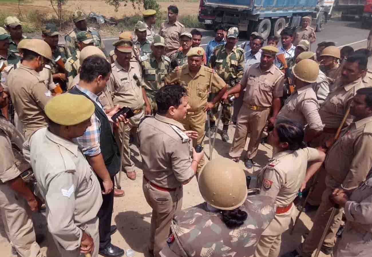 road accident in jalaun, one died and two injured, four policemen injured