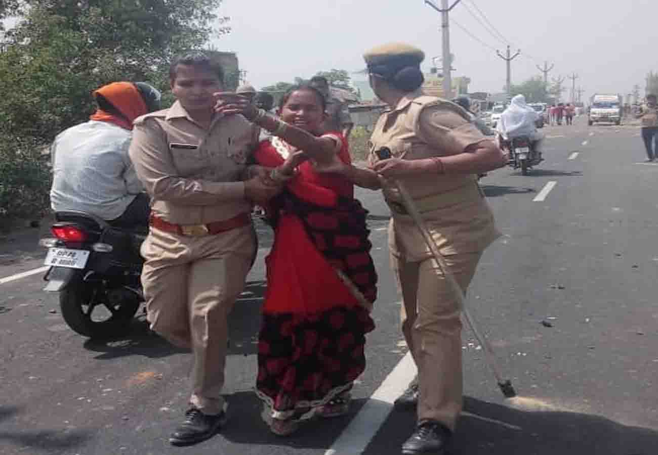 road accident in jalaun, one died and two injured, four policemen injured