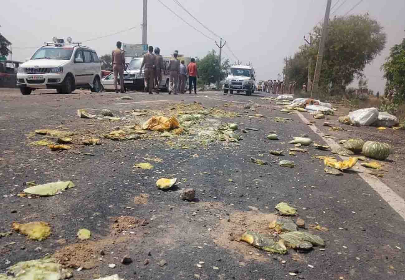 road accident in jalaun, one died and two injured, four policemen injured