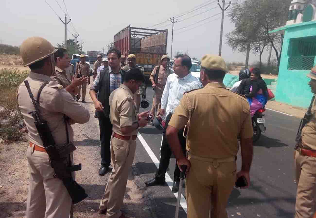 road accident in jalaun, one died and two injured, four policemen injured