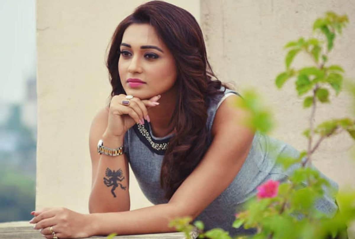 actress mimi chakraborty now isolate for seven days after came back from UK