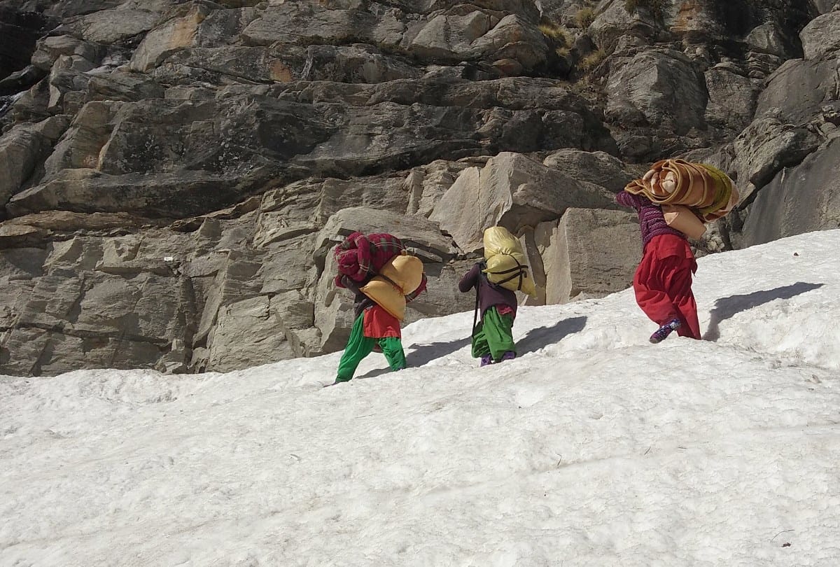 woman crossed snow covered Rohtang Pass by walking 34 kilometer with five month old child