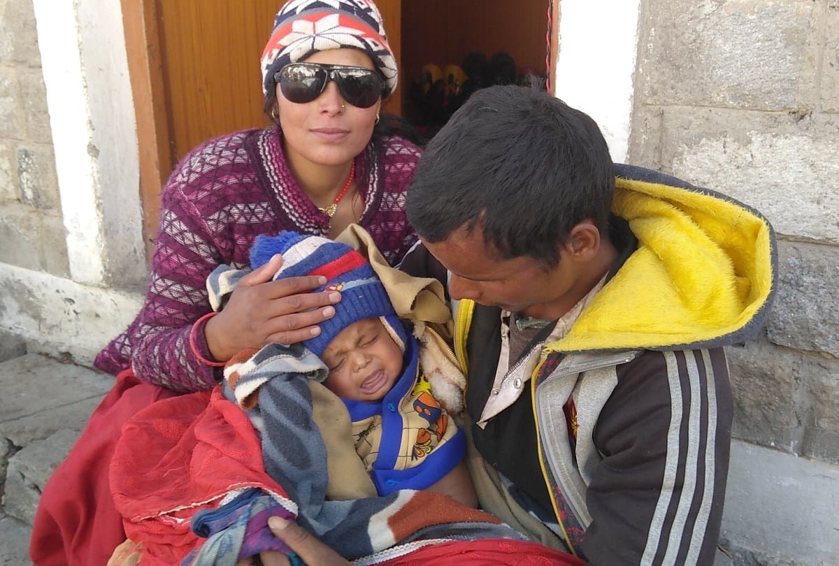 woman crossed snow covered Rohtang Pass by walking 34 kilometer with five month old child