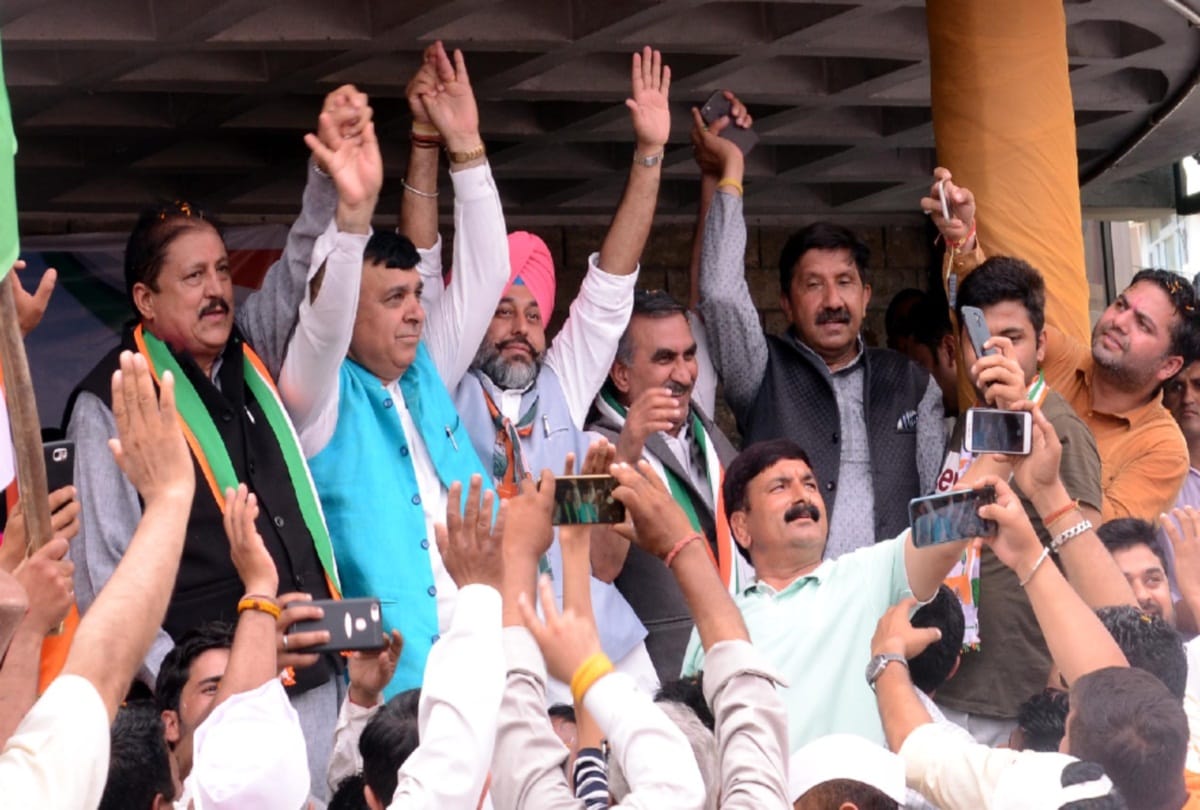 lok sabha election: sukhvinder sukhu and anand sharma leave stage after virbhadra statement