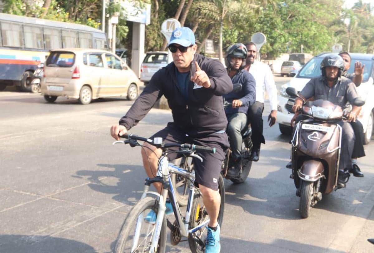 complain filed against salman khan  for snatch a fan phone