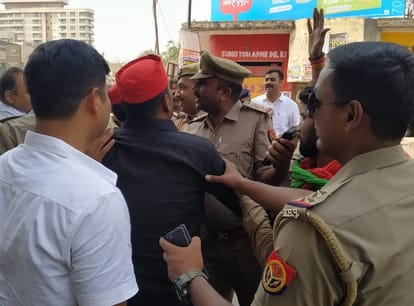 Lok sabha election 2019 SP supporter caught by varanasi police during pm road show