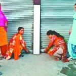 शराब ठेके में ताला लगाती संस्कार फाउंडेशन की महिलाएं