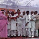 नसीमुद्दीन सिद्दीकी एवं प्रमोद तिवारी का स्वागत करते कार्यकर्ता