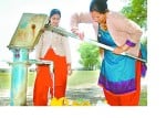 पिथौरागढ़ के जीआईसी में हैंडपंप से पानी भरती महिलाएं।