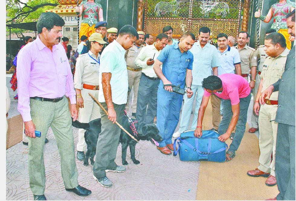 बम निरोधक दस्ता और डॉग स्क्वॉड ने की चेकिंग