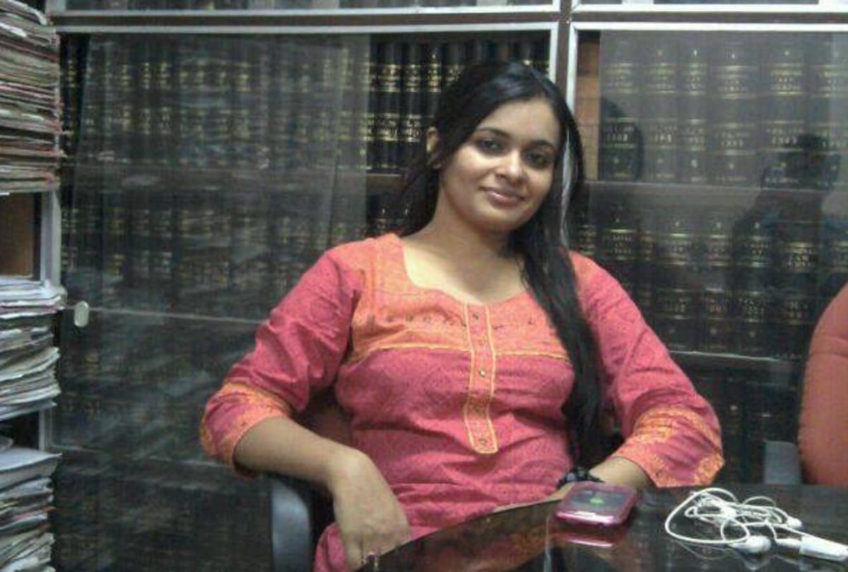ND Tiwari daughter in law Apoorva Shukla learning Tarot card reading in Jail