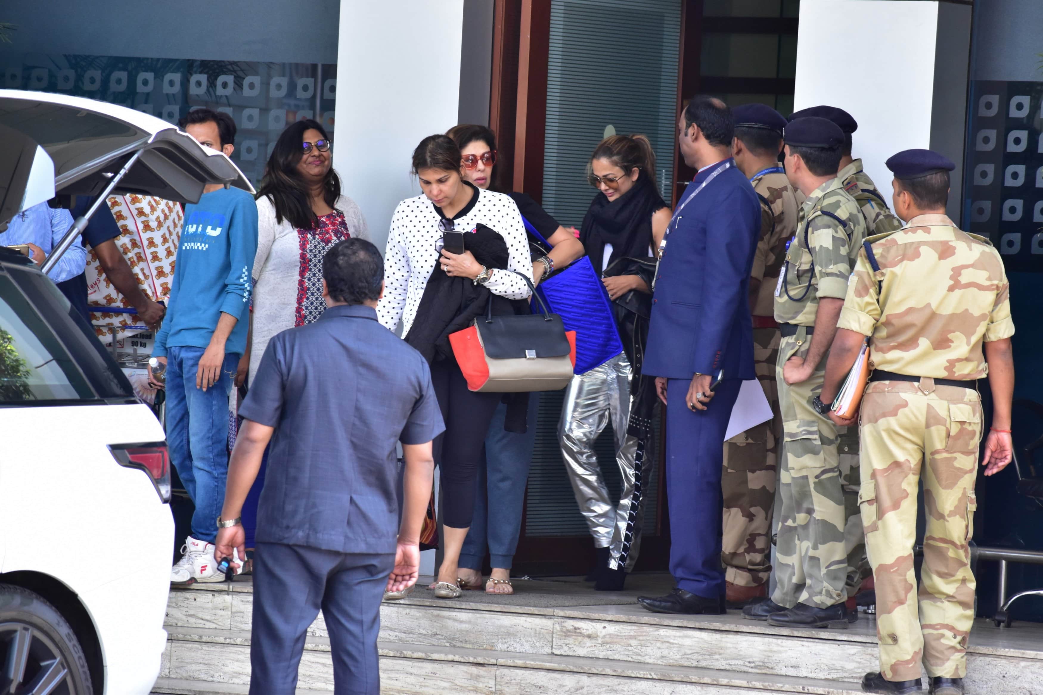 kareena kapoor khan and amrita arora return to india from london