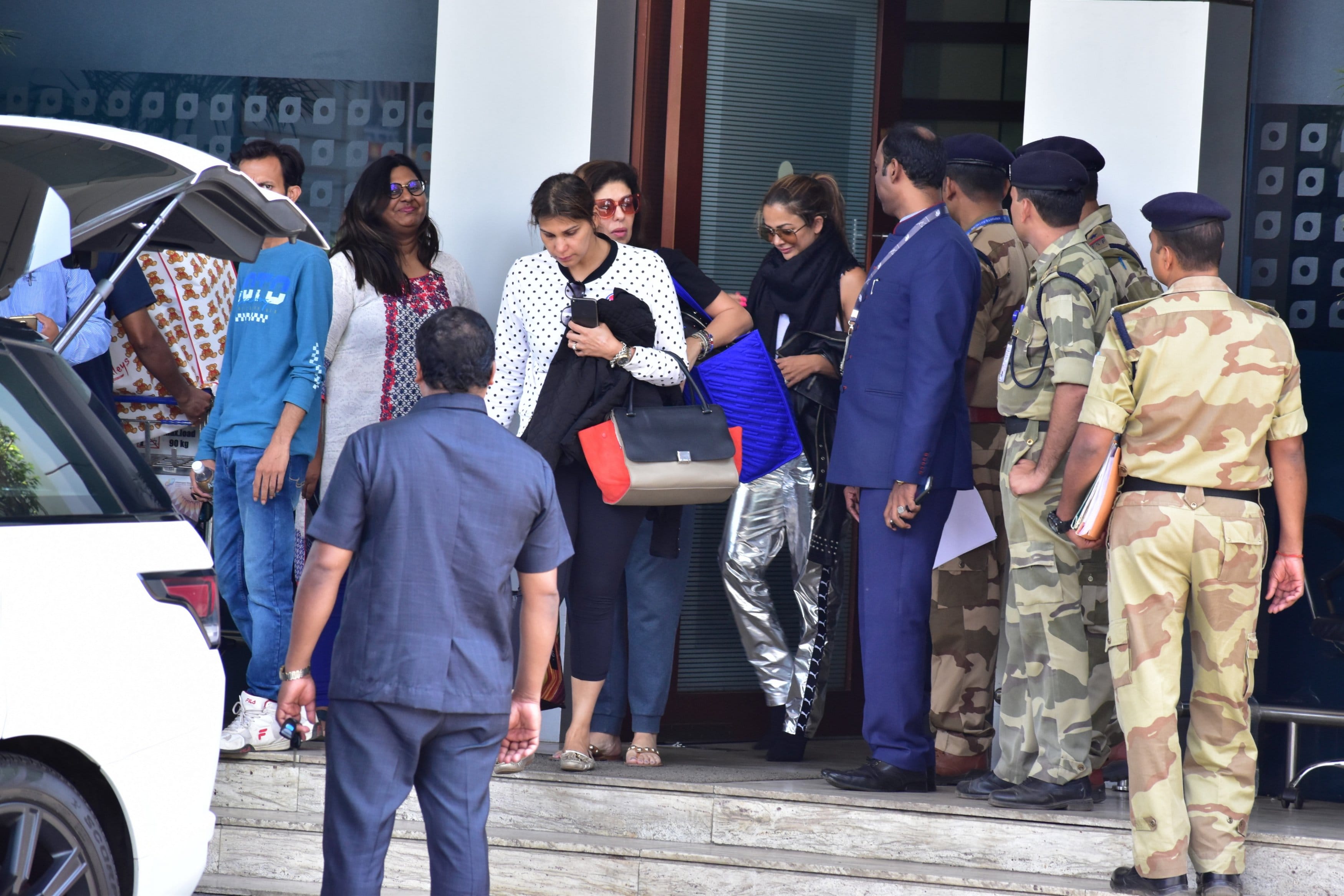 kareena kapoor khan and amrita arora return to india from london