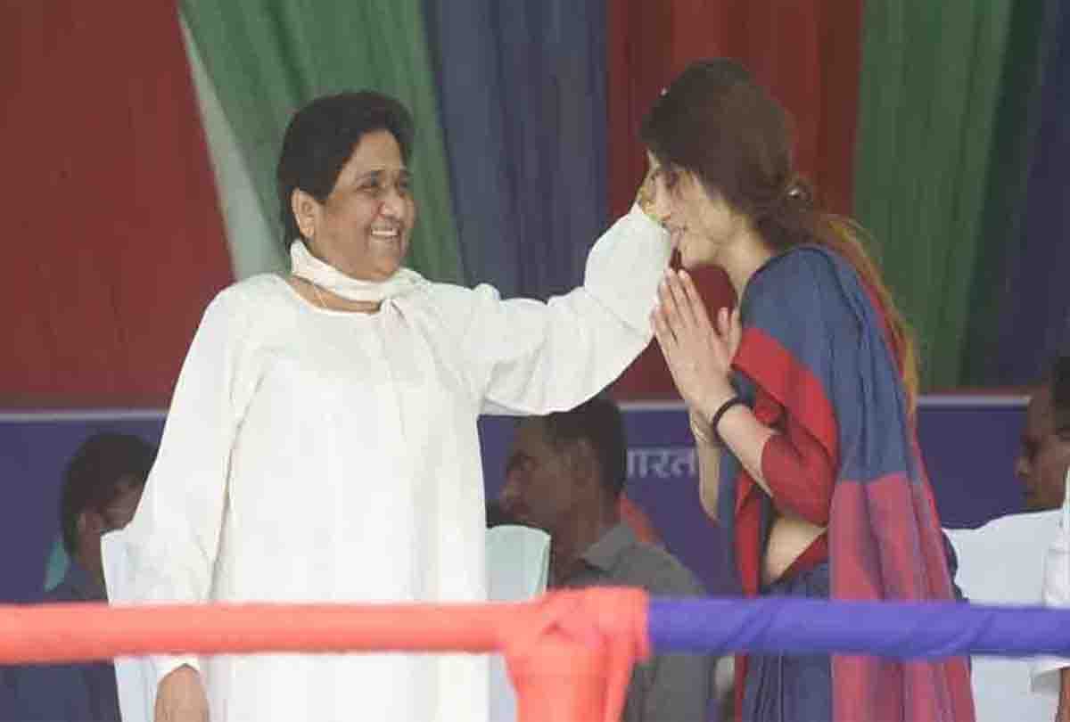 shivpal yadav statement on dimple yadav for touching feet of mayawati