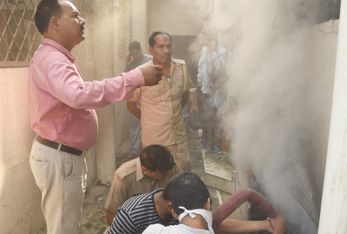 Fire in syndicate bank in gajipur in Lucknow.