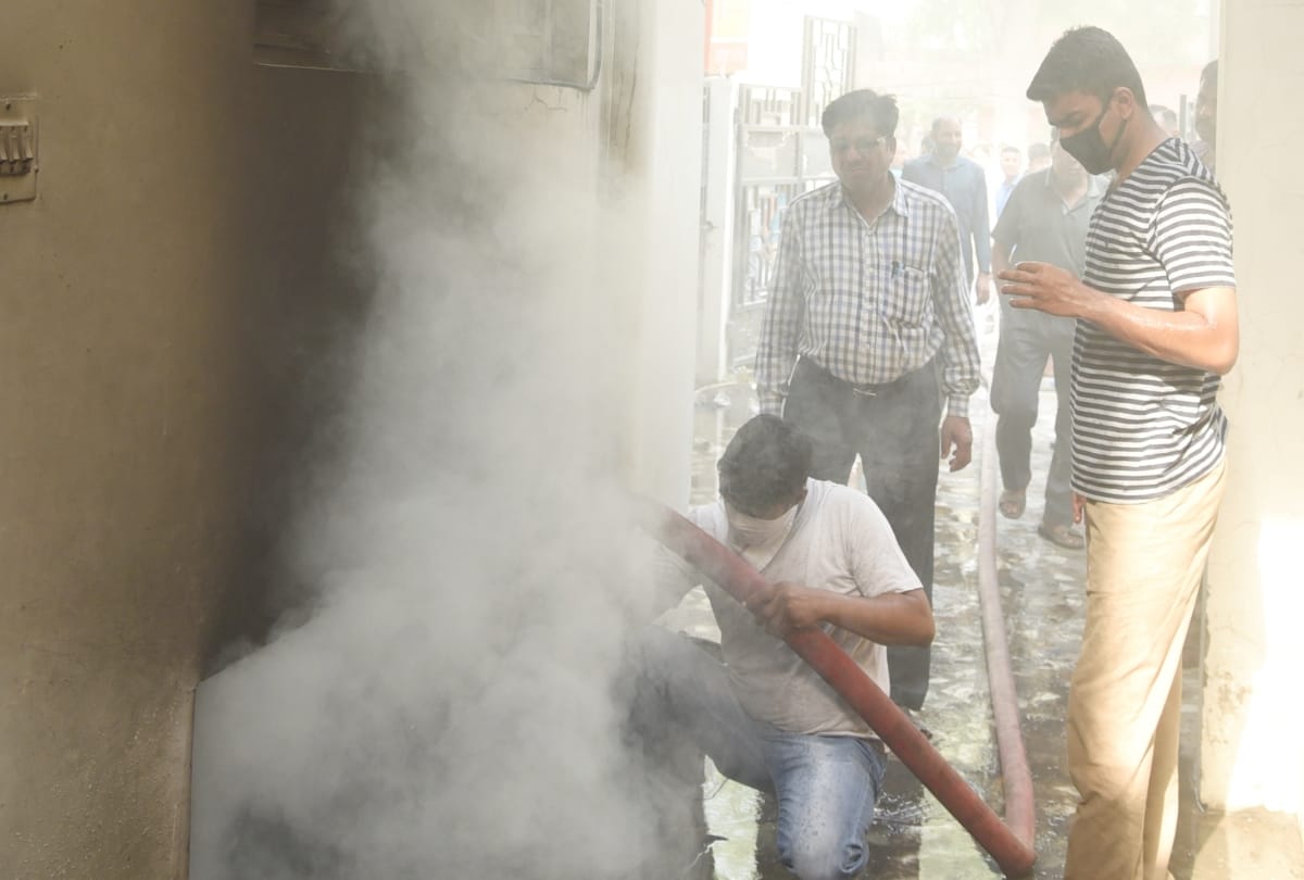Fire in syndicate bank in gajipur in Lucknow.