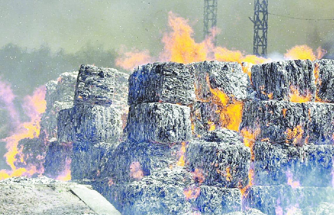 choti si chingaari se badke paper mill me aag