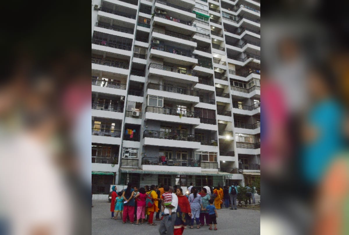 In ghaziabad crossing republic 5 year old girl fall off 12th floor died