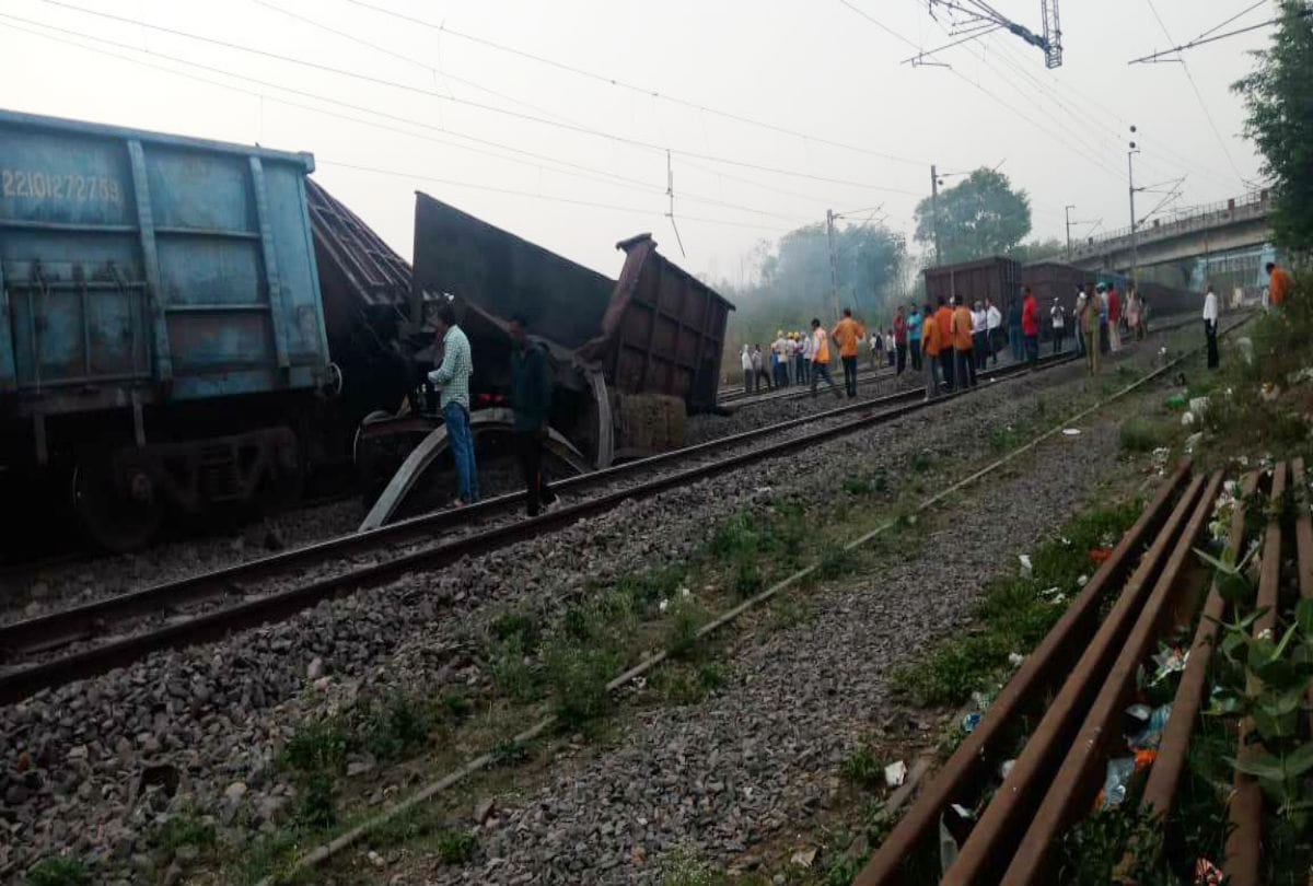 many train cancelled due to goods train derailed in gwalior